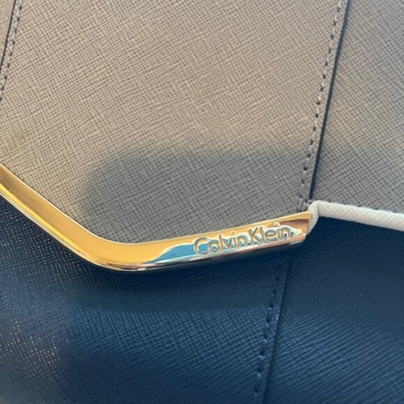 Calvin Klein leather bag. - Picture 3 of 4